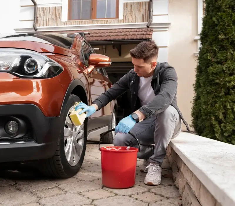 Lavage auto à domicile Ygos-Saint-Saturnin : professionnel intervenant sur un véhicule